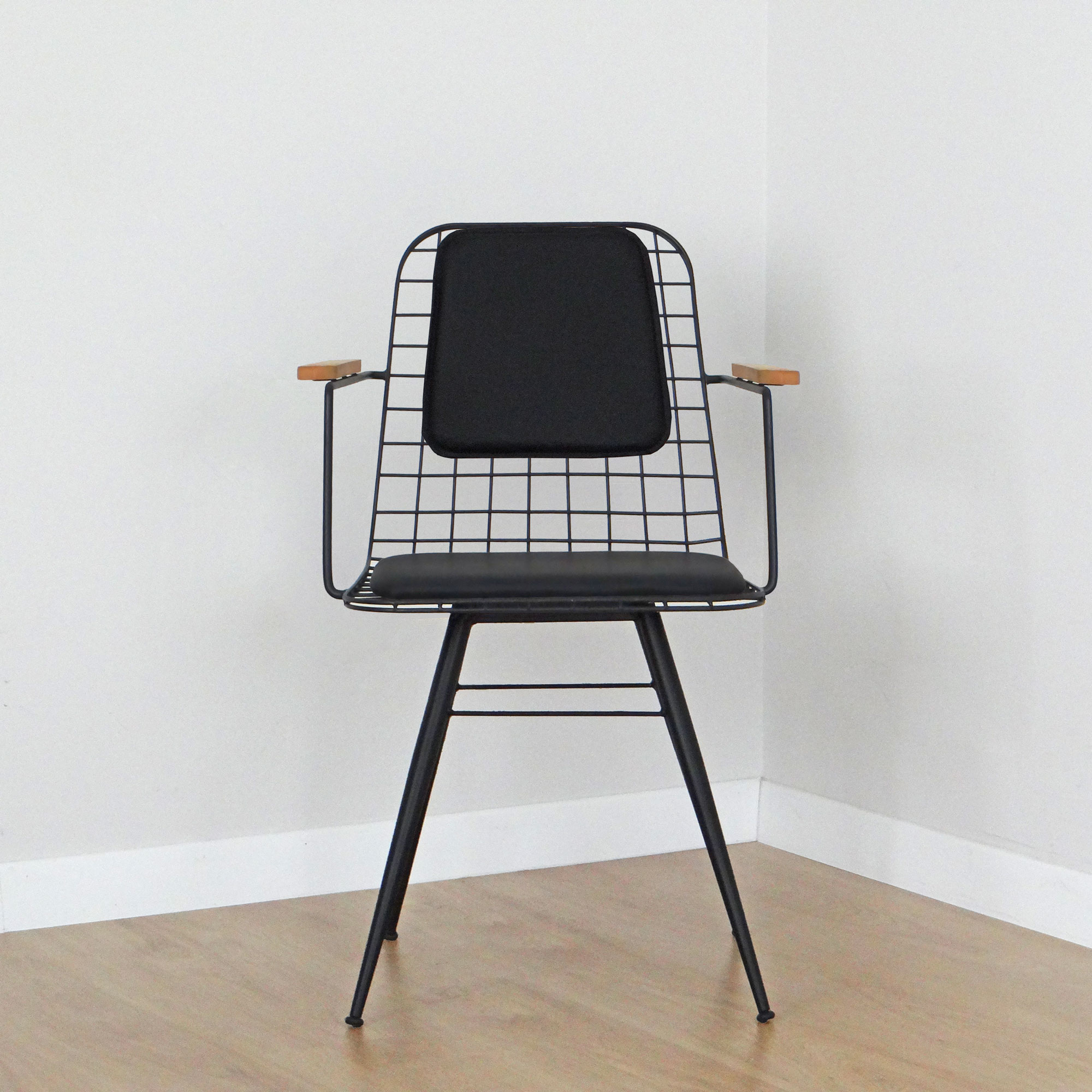 Kolçaklı ve Sırt Minderli Çelik Sandalye